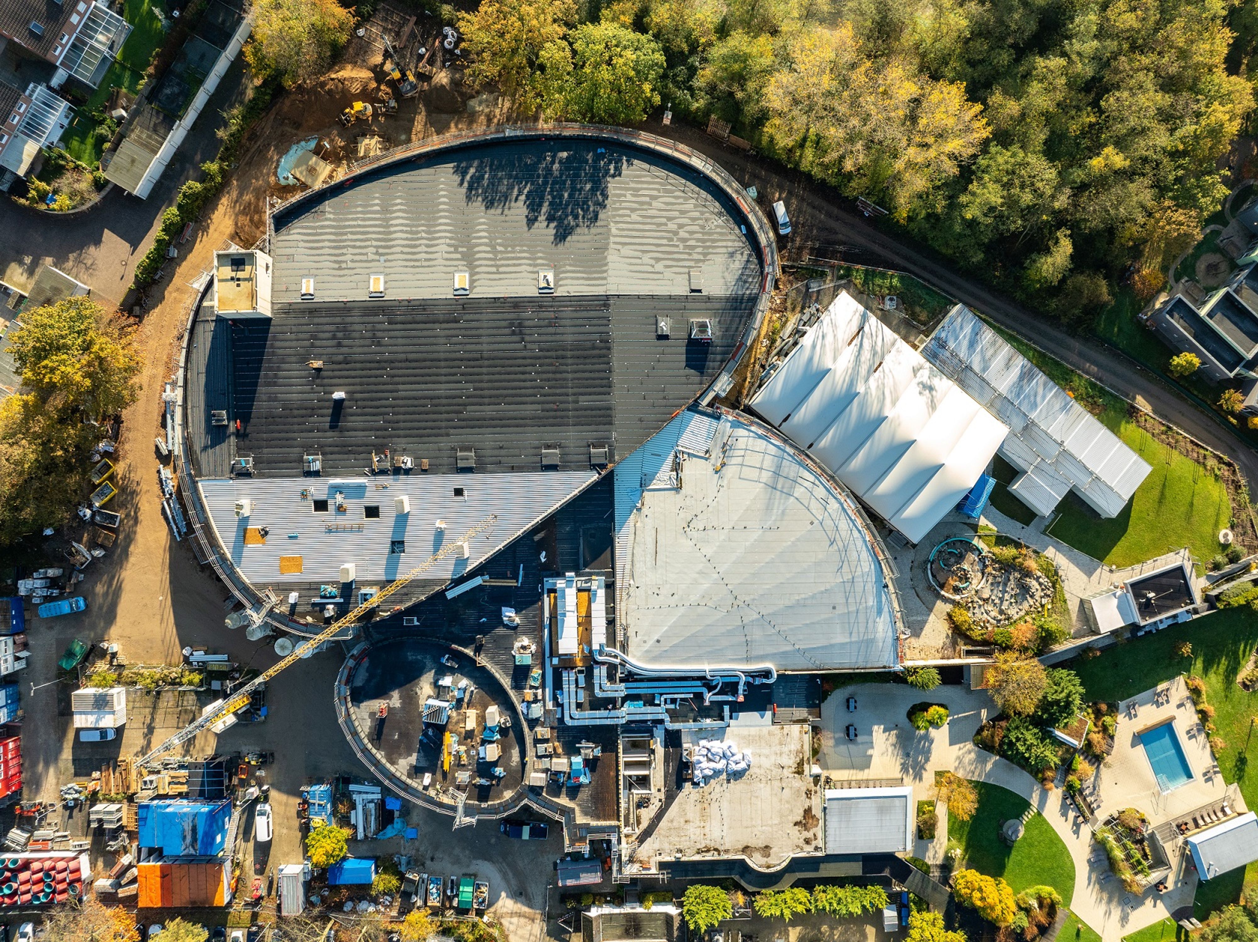Das neue Sport- und Freizeitbad Mona Mare in Monheim am Rhein beeindruckt mit seiner modernen Architektur, die an die runde Form von Rheinkieseln erinnert. Mona Mare in Monheim: Ein neues Badeparadies entsteht! | Symbolbild