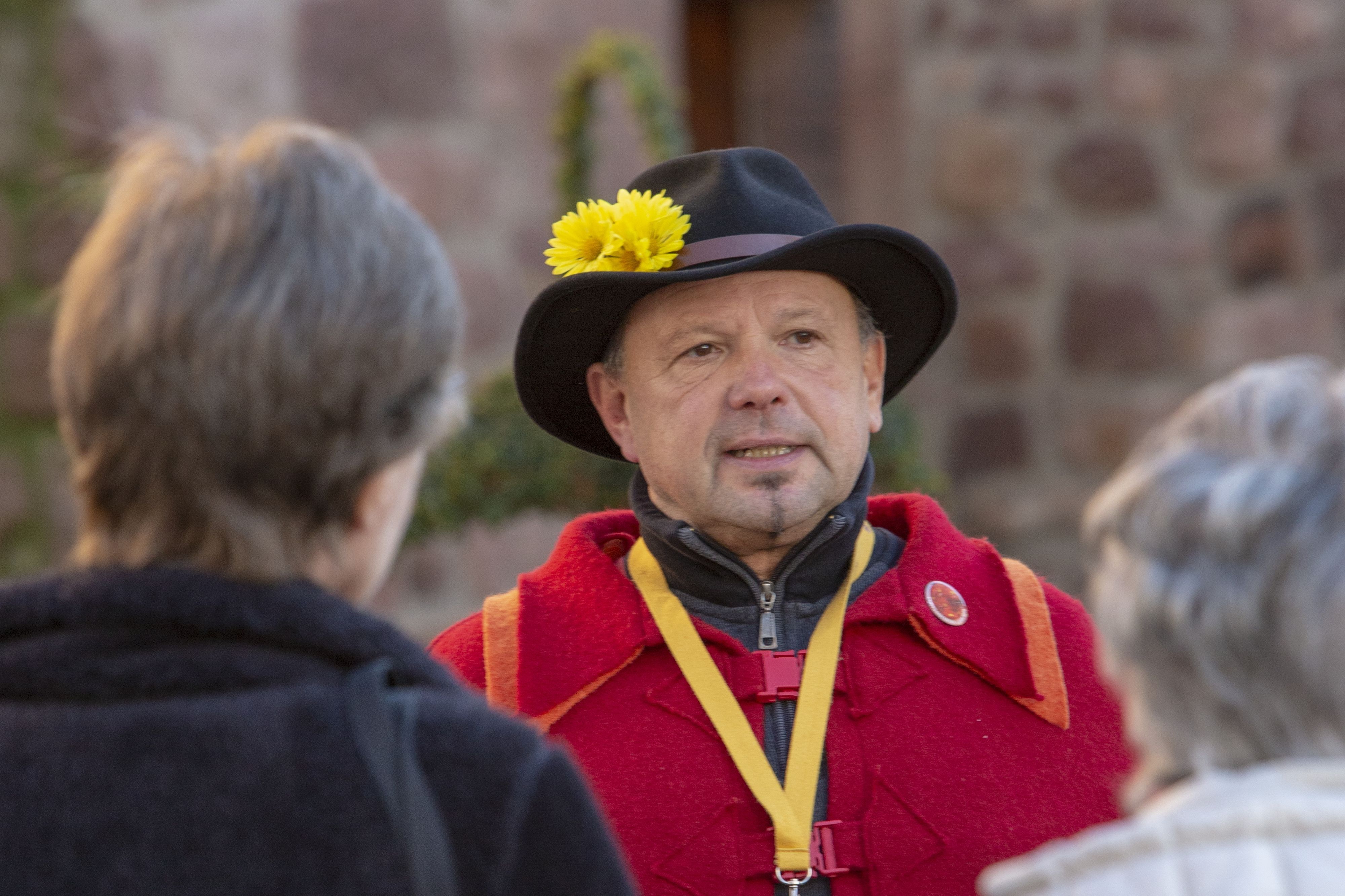 Gästeführer Harry Herzog führt Besucher durch die blumengeschmückte Innenstadt während der Chrysanthema 2024 in Lahr. Chrysanthema 2024: Entdecken Sie das Blumenfestival in Lahr | Symbolbild
