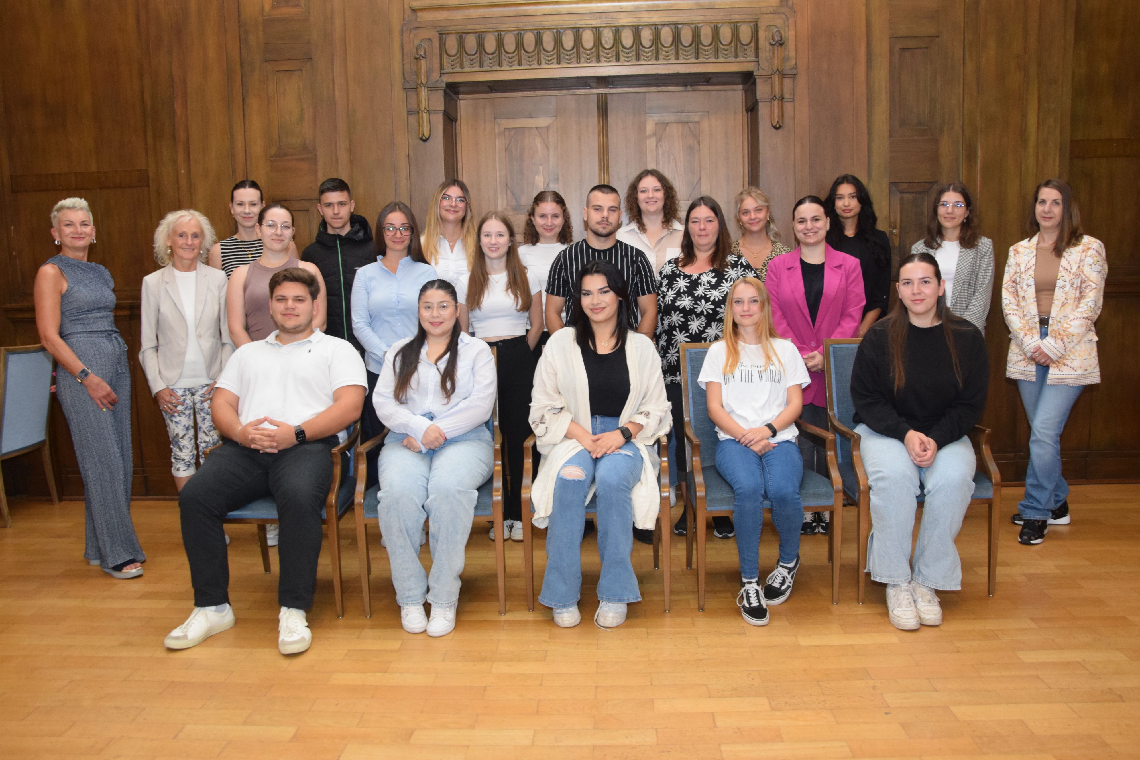 Begrüßung von 18 neuen Auszubildenden und Praktikanten durch die Stadtverwaltung Donaueschingen im Sitzungssaal des Rathauses. Neuer Jahrgang: 18 Auszubildende starten ihre Karriere bei der Stadt Donaueschingen | Symbolbild