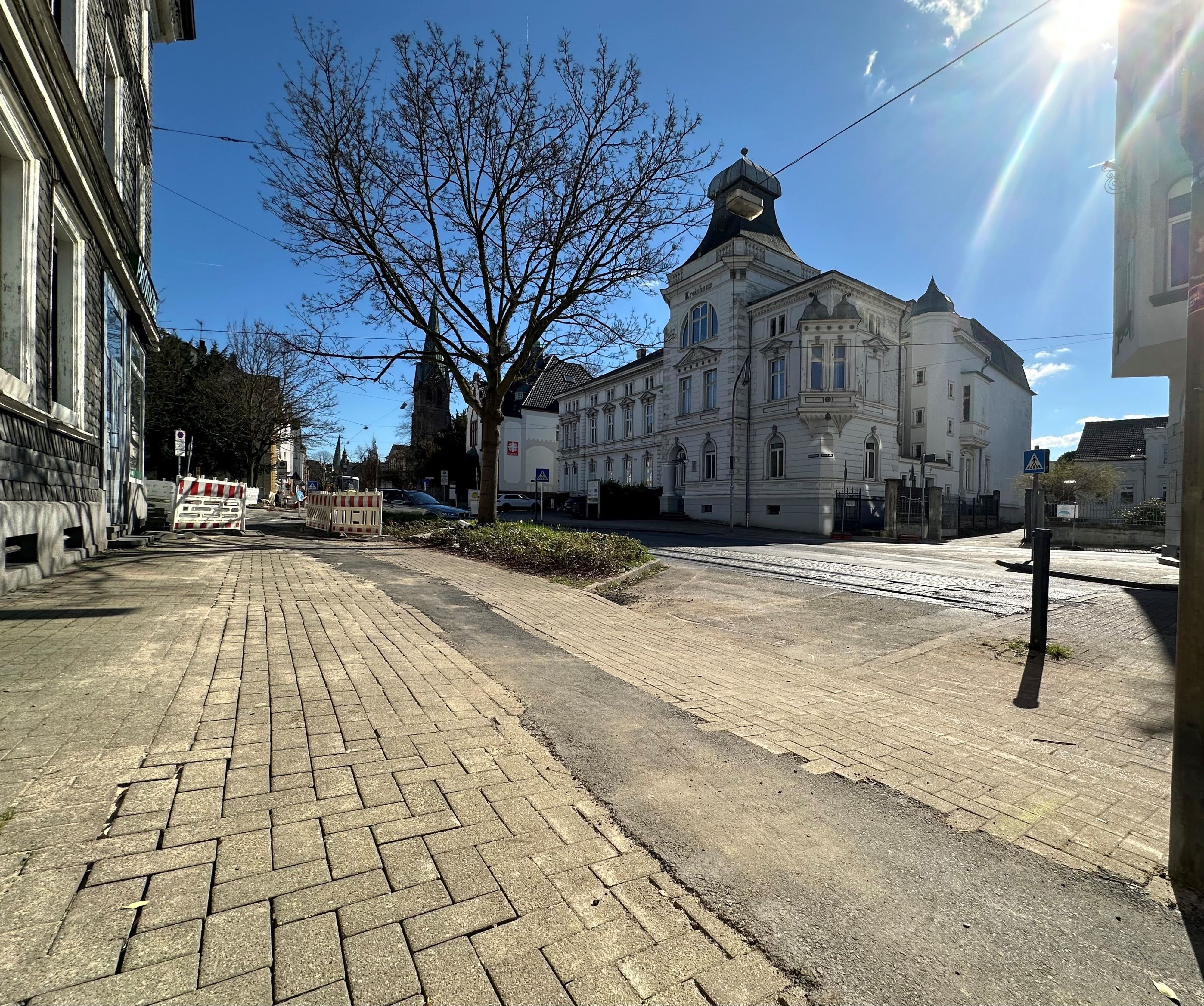 Im Rahmen des Straßenbauprogramms 2025 werden in Hattingen umfassende Sanierungsarbeiten an verschiedenen Straßen durchgeführt, um die Verkehrsinfrastruktur zu verbessern. Hattingen plant Mega-Straßenbauprojekte für 2025 | Symbolbild