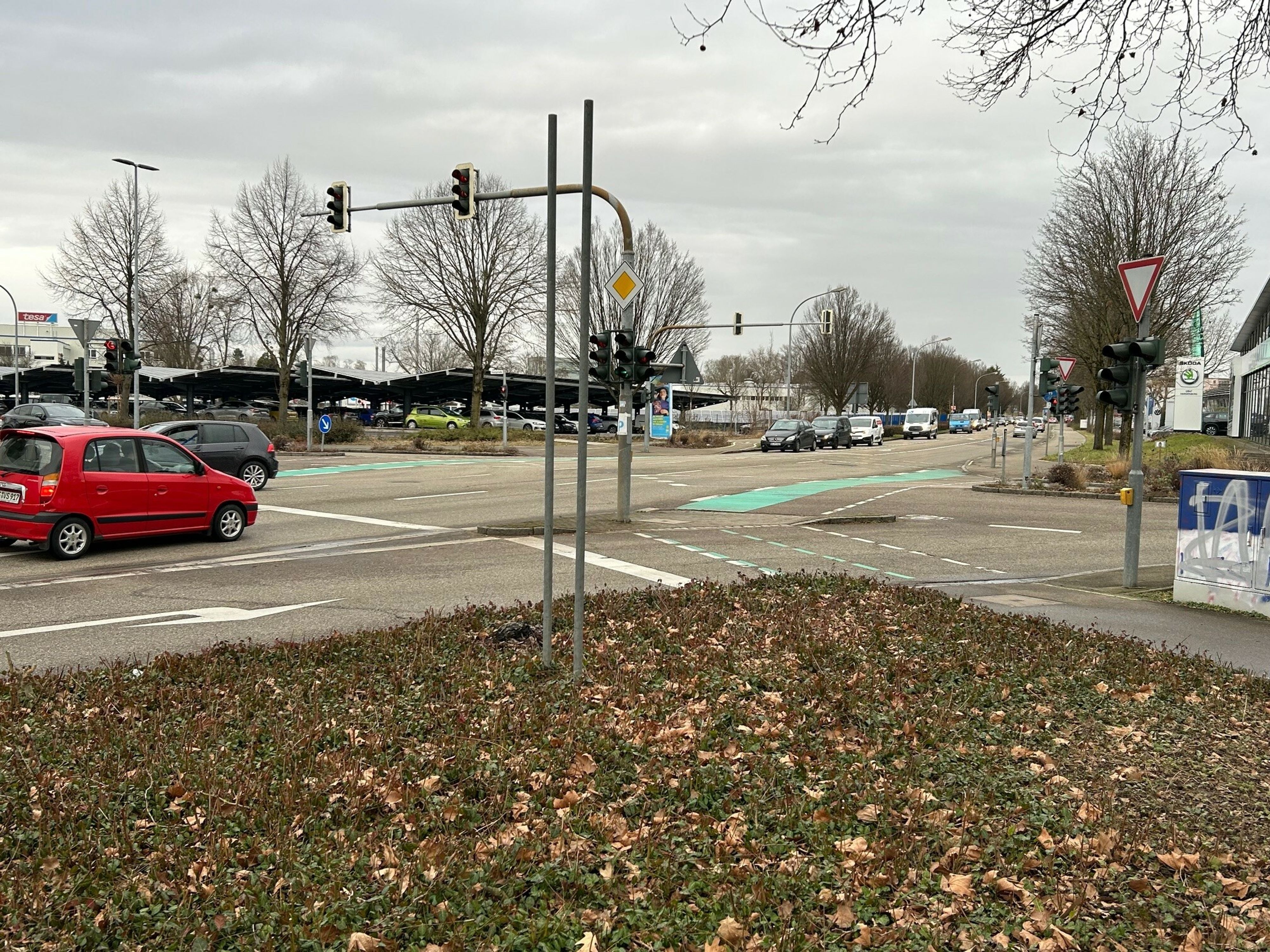 Die Otto-Hahn- und Englerstraße in Offenburg werden ab März 2025 saniert, um die Straßenqualität zu verbessern und neue Fahrbahnmarkierungen anzubringen. Chaos in der City: Vollsperrung der Otto-Hahn- und Englerstraße ab März! | Symbolbild