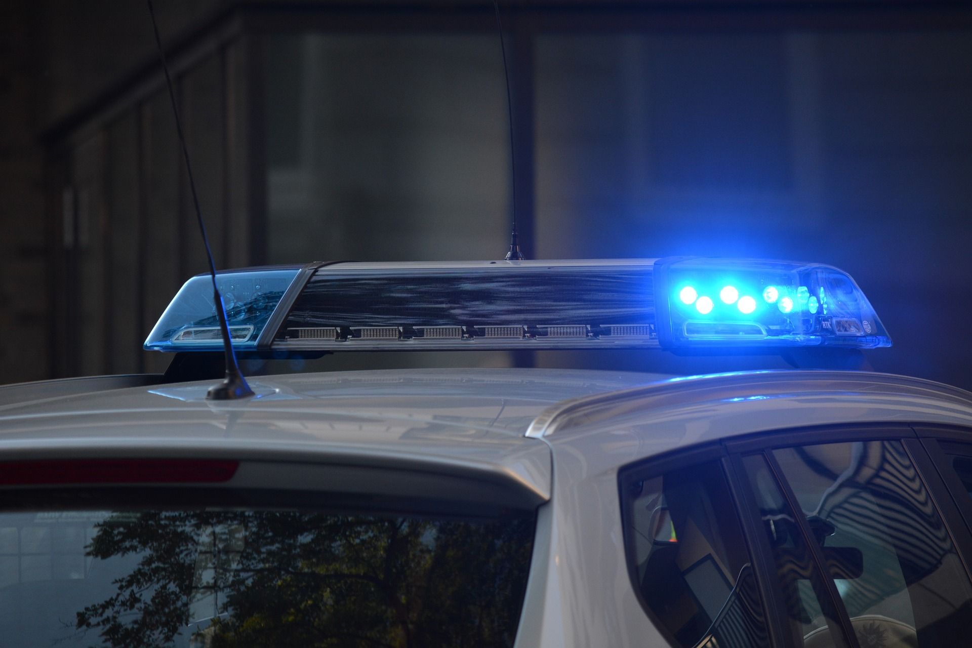 Öffentlichkeitsfahndung der Landespolizeiinspektion Nordhausen nach zwei Tätern, die eine Musikbox entwendeten und gewaltsam auf einen Geschädigten einwirkten. Dringender Aufruf: Informationen zu Raubüberfall in Nordhausen gesucht | Symbolbild