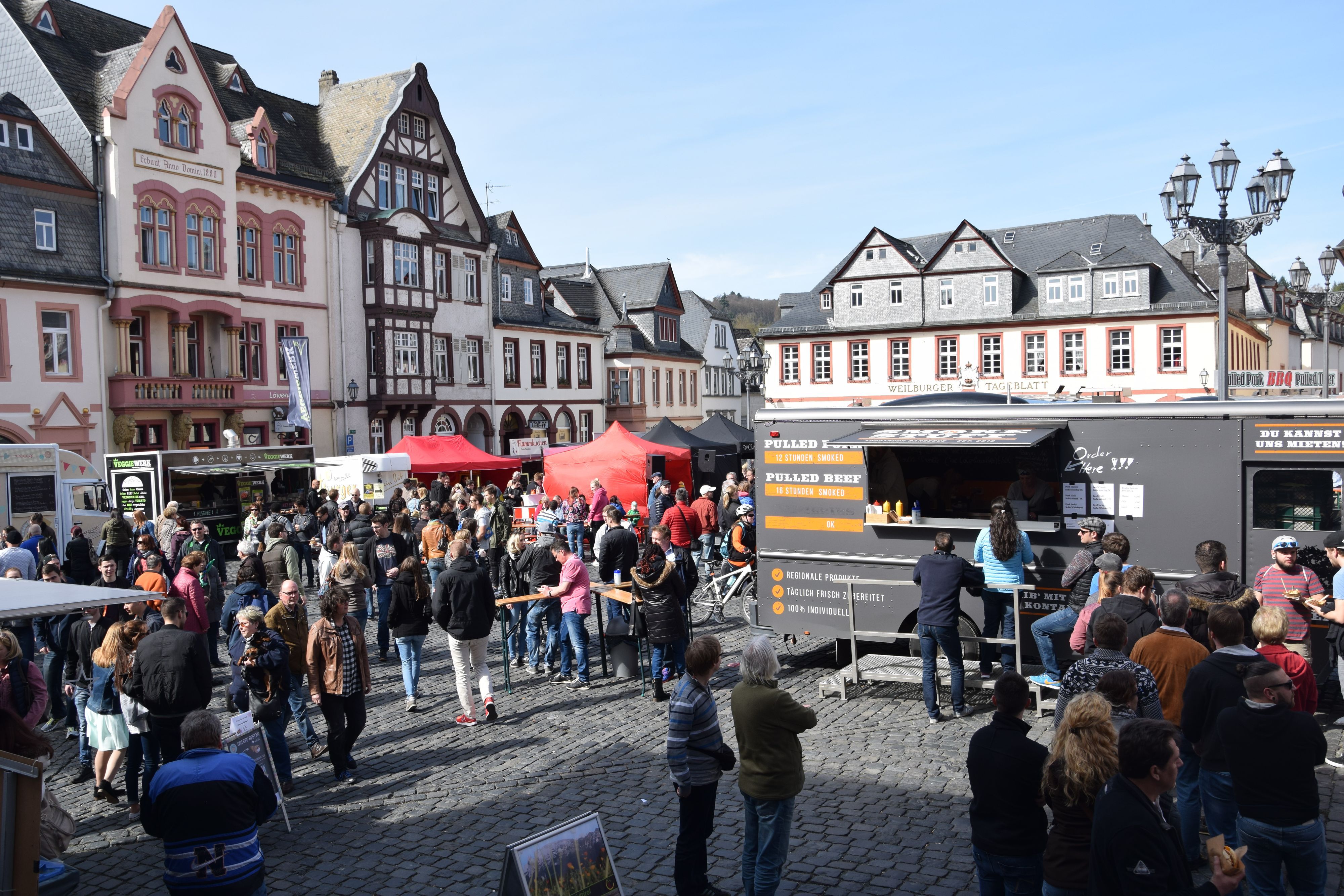 Der Frühlingsmarkt in der Weilburger Innenstadt bietet vom 4. bis 6. April ein buntes Treiben mit regionalen Spezialitäten und einem abwechslungsreichen Unterhaltungsprogramm. Frühlingsmarkt in Weilburg: Ein Fest für die Sinne | Symbolbild